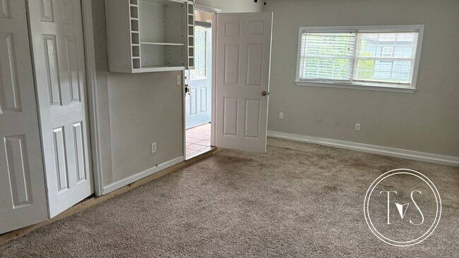 Building Photo - FALL MOVE-IN SPECIAL: 50% OFF 1st FULL MON...