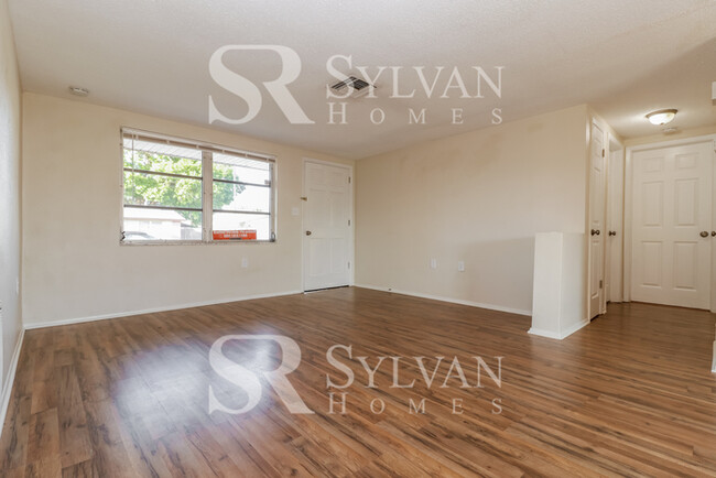 Building Photo - Enjoy one-level living in this 2 bedroom, ...