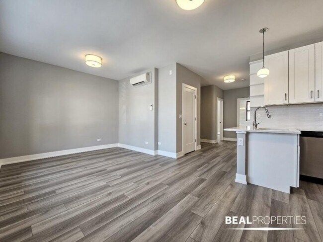 Building Photo - 2 bedroom in CHICAGO IL 60613