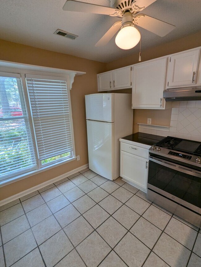 Building Photo - Beautiful townhouse with lakeside views, c...