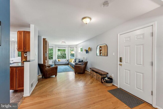 Building Photo - 7911 Roswell Dr