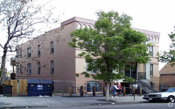 Foto del edificio - 1615 Bruce Randolph Ave