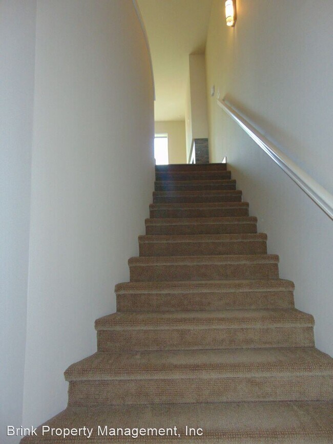 Building Photo - 2 br, 2.5 bath House - 329 Vashon Ct. NE