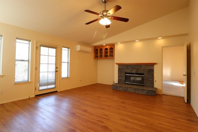 Foto del edificio - Lovely Mesa Oaks Four Bedroom