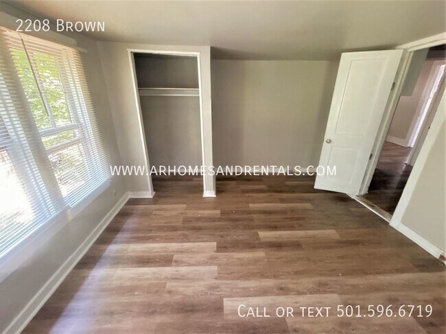 Building Photo - 2208 Brown | $795 | 3 beds, 1 full bath