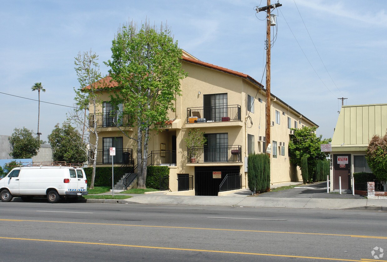 Foto del edificio - 6450 Woodman Ave