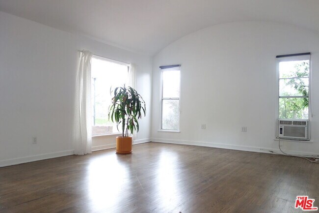Foto del edificio - 4751 Lincoln Ave