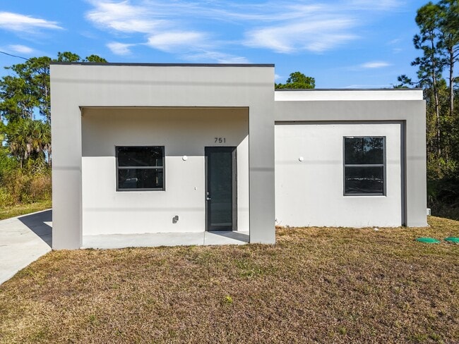 Building Photo - 751 Clancy St E