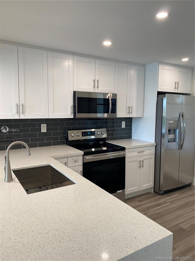 Building Photo - 3 Royal Palm Way