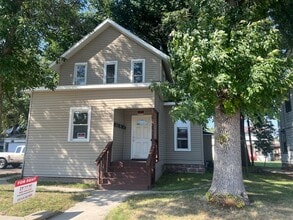 Building Photo - 612 W 11th St