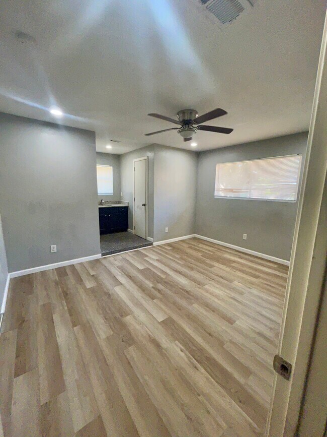 Foto del edificio - 5249 Dazzle Dr