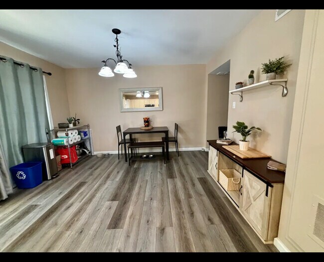 Dining area - 9022 E Mansfield Ave