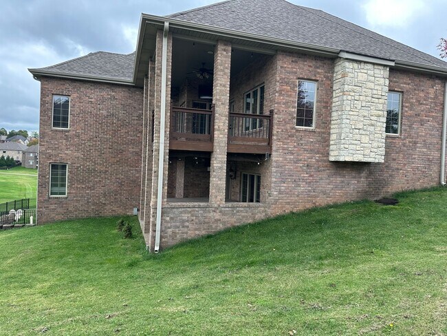 Building Photo - LEASE TODAY!!