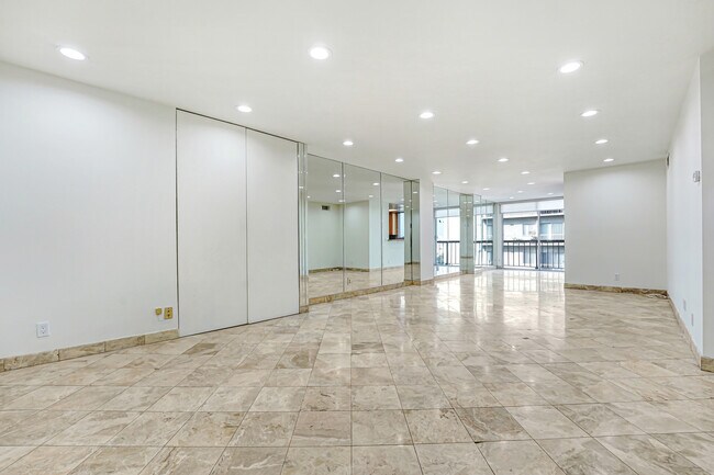 Building Photo - 10747 Wilshire Blvd