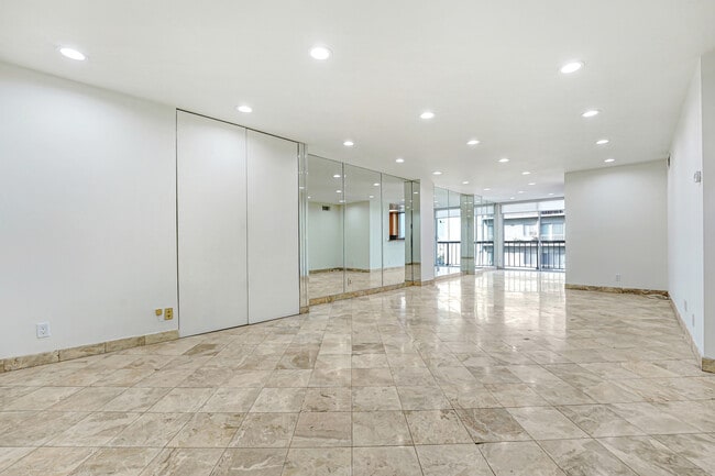 Building Photo - 10747 Wilshire Blvd