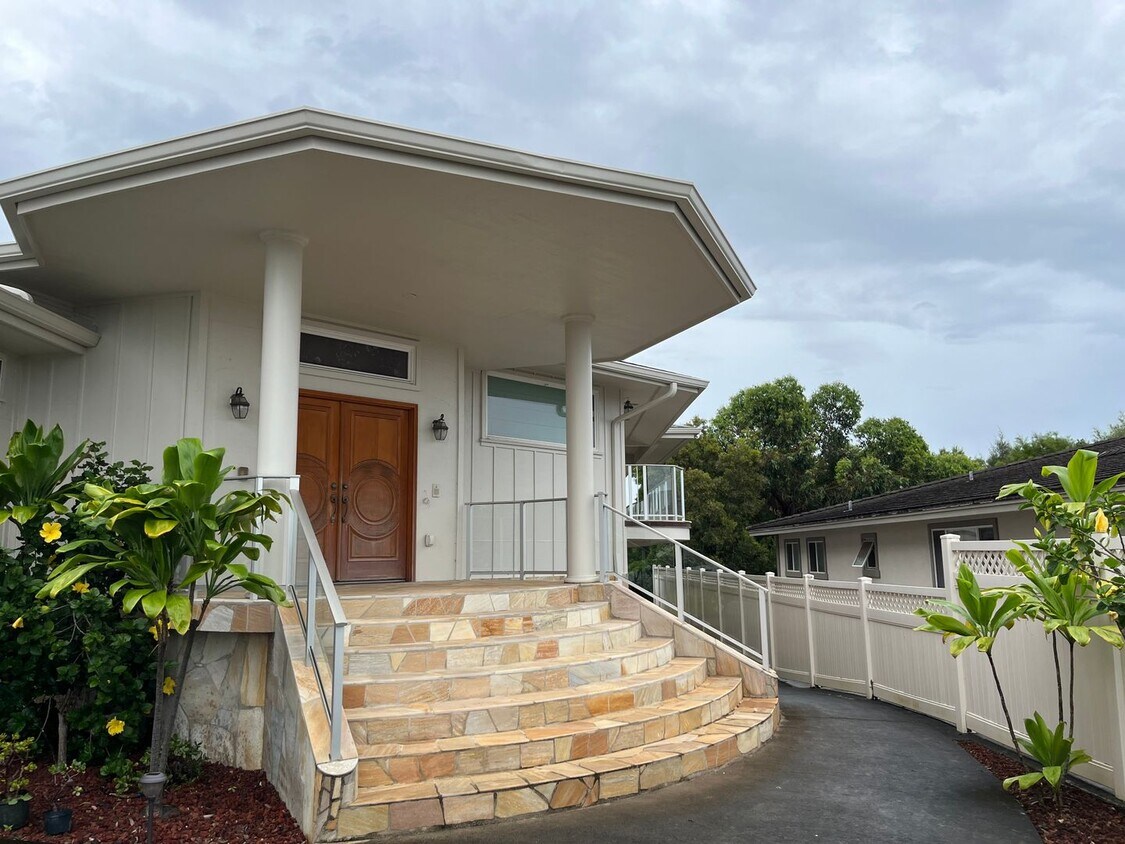 Primary Photo - Large one bedroom (ground floor of a singl...