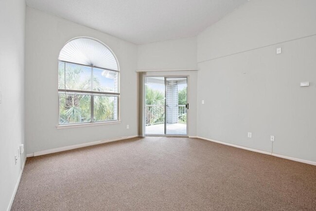 Building Photo - 727 Sugar Way Bay