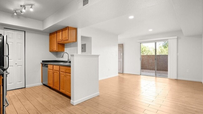 Building Photo - 5877 N Granite Reef Rd