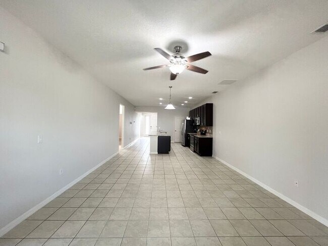 Foto del edificio - Stylish 4/3 Home with Covered Patio & Gara...