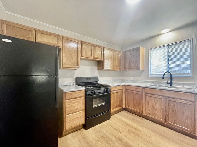 Building Photo - 2 Bedroom / 1 Bathroom Duplex Unit with In-Unit Washer/Dryer Connections