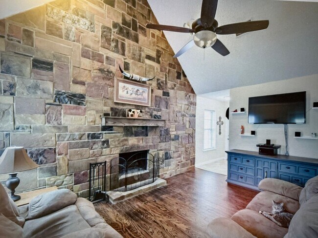 Foto del edificio - Move in special $500.00 Off 1st month rent!! Country style living on the hill but within the city