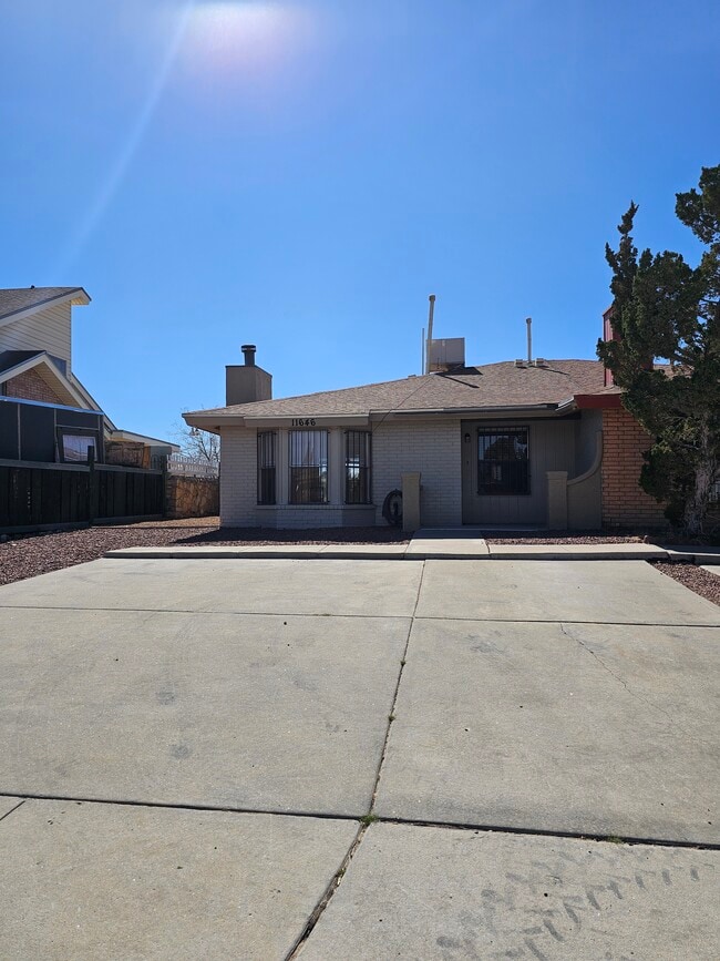 Entrada de coches - 11646 Scott Simpson Dr