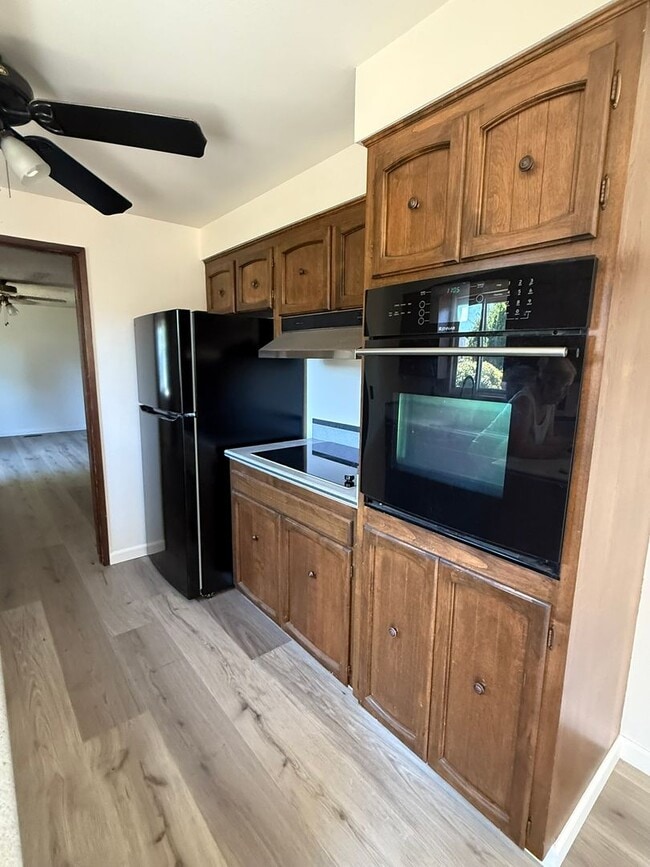 Building Photo - Stunning Pet Friendly Three Bedroom Corval...