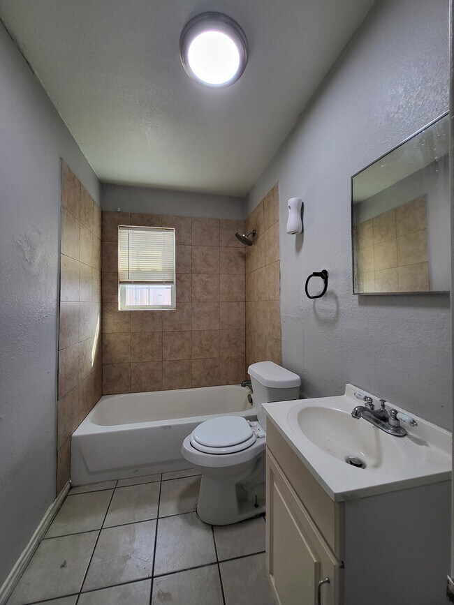 Building Photo - 1613 Walton Walker Dr
