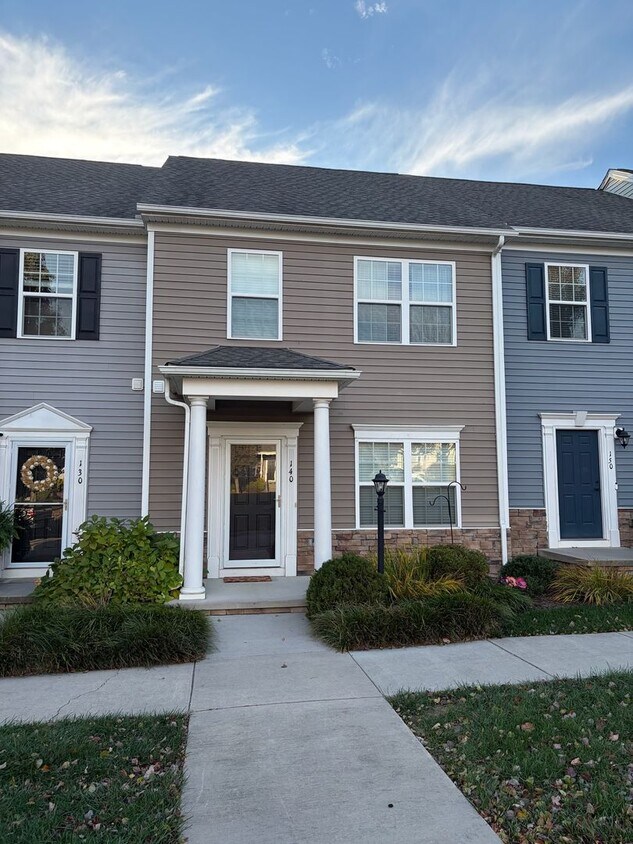 Foto principal - 3 Bed/3 Bath Townhome Christiansburg