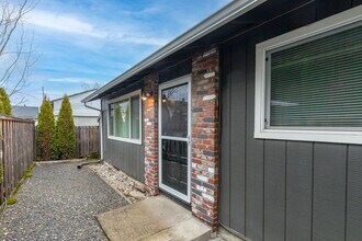 Building Photo - 705-707-707 N Sumner St