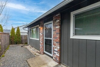 Building Photo - 705-707-707 N Sumner St