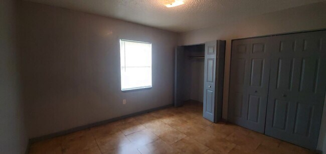 Building Photo - 2420-2422 Chestnut Woods Dr