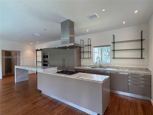 Building Photo - 621 W Dilido Dr