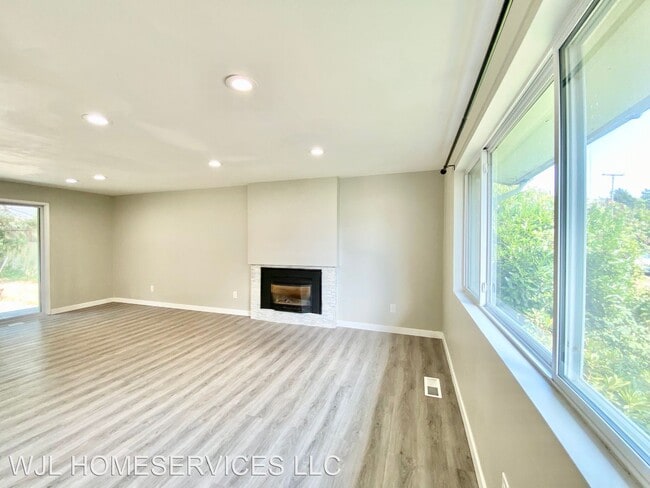 Building Photo - 5 br, 2 bath House - 15834 SE 4th St