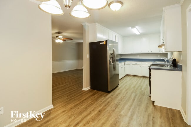 Building Photo - 625 Scott Dr