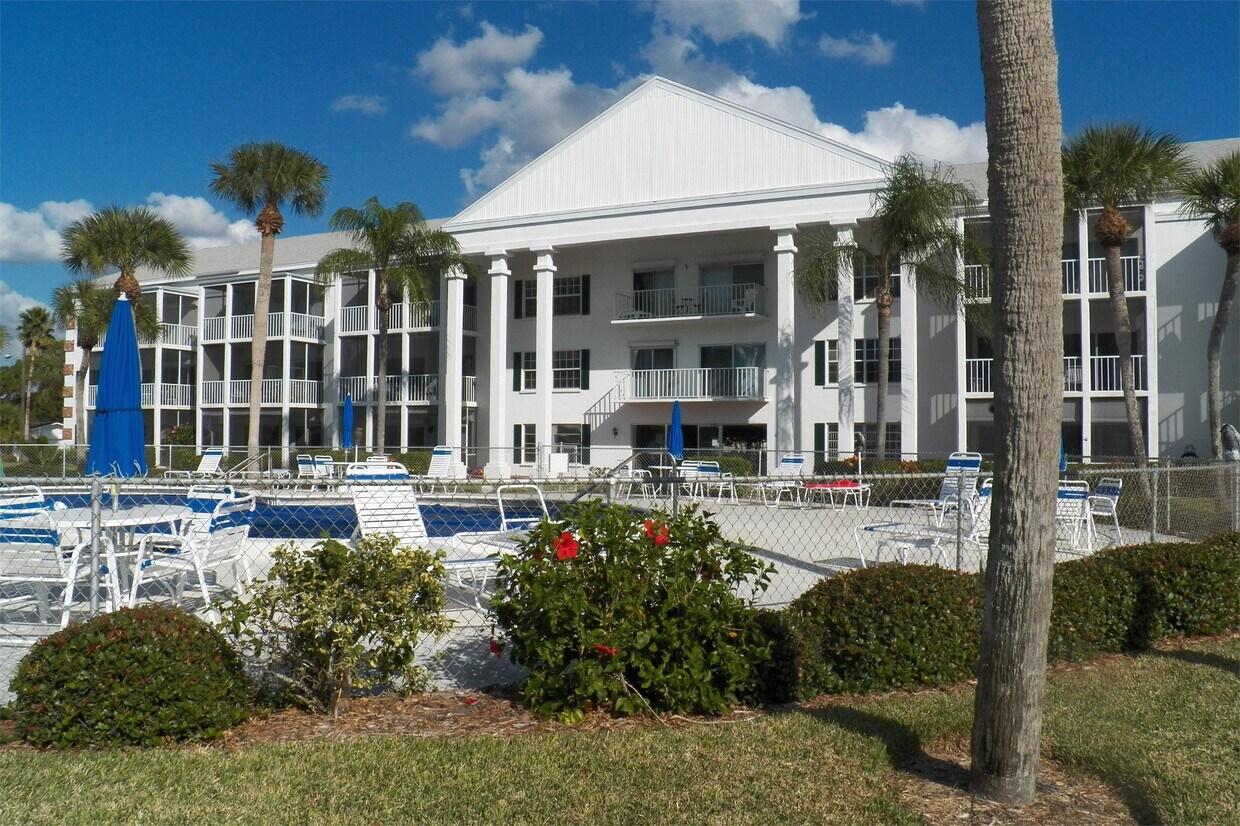 Primary Photo - 100 The Esplanade S