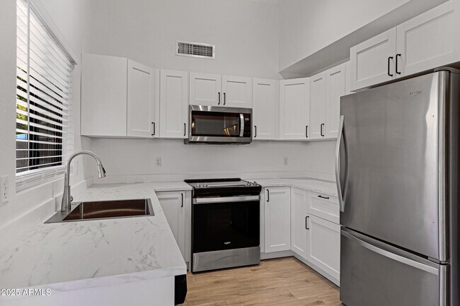 Building Photo - 85 S Cypress Ct