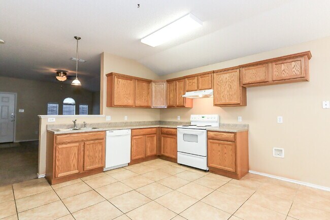 Foto del edificio - 6 month or 12 month leases available Charm...