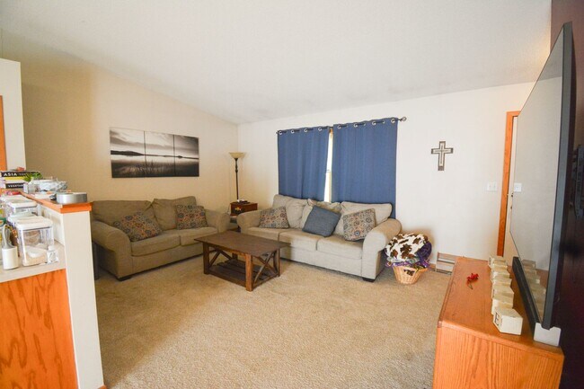 Foto del edificio - Great location, roomy yard, huge garage!