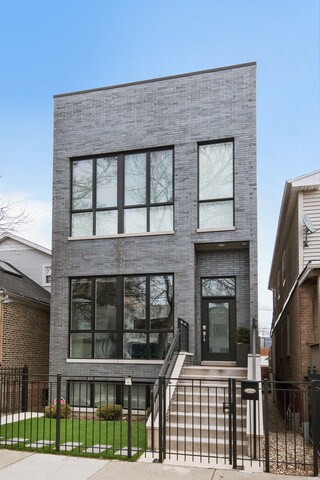 Primary Photo - 2067 N Oakley Ave