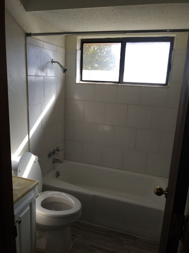 Foto del edificio - 3 Bed, 1 1/2 Bath, 1 Car Garage