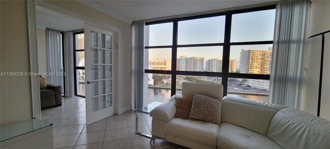 Foto del edificio - 200 Leslie Dr