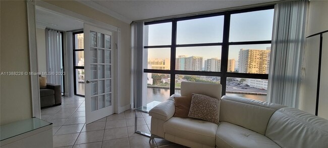 Building Photo - 200 Leslie Dr