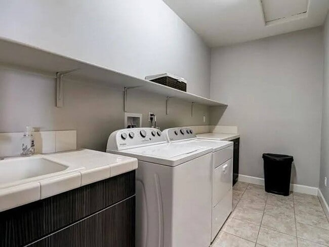 Building Photo - 445 Adobe Estates Dr