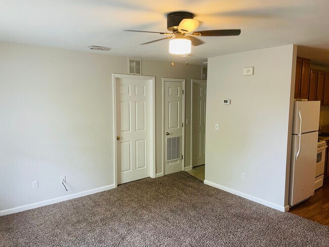 Building Photo - Well maintained duplex off Old Bainbridge