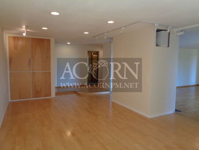 Foto del edificio - Luxurious 5BD/4BA Estate w/ Master Suite, ...