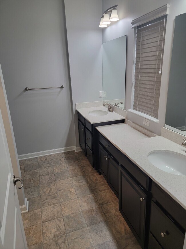 Building Photo - Beautiful Townhome in Southpointe Area
