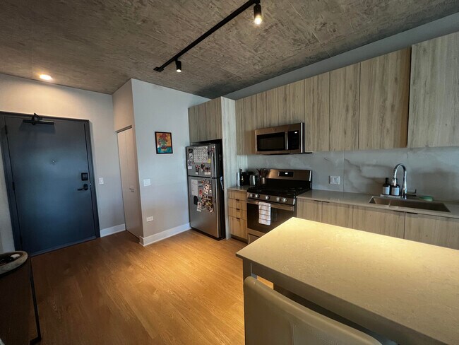 Foto del edificio - 1030 W Van Buren St