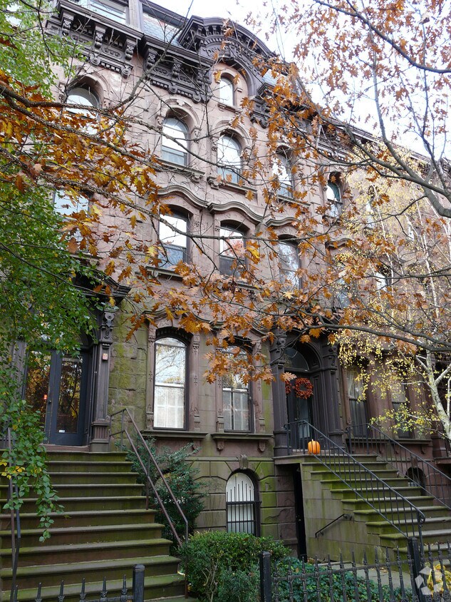 Building Photo - 558 Chapel St