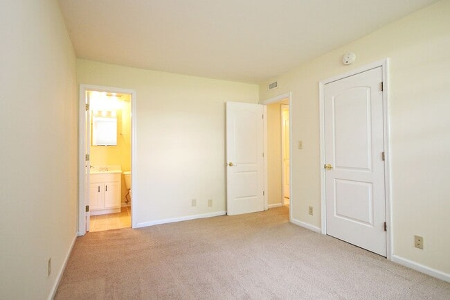 Building Photo - Dog-Friendly Villas at Southern Ridge Apar...